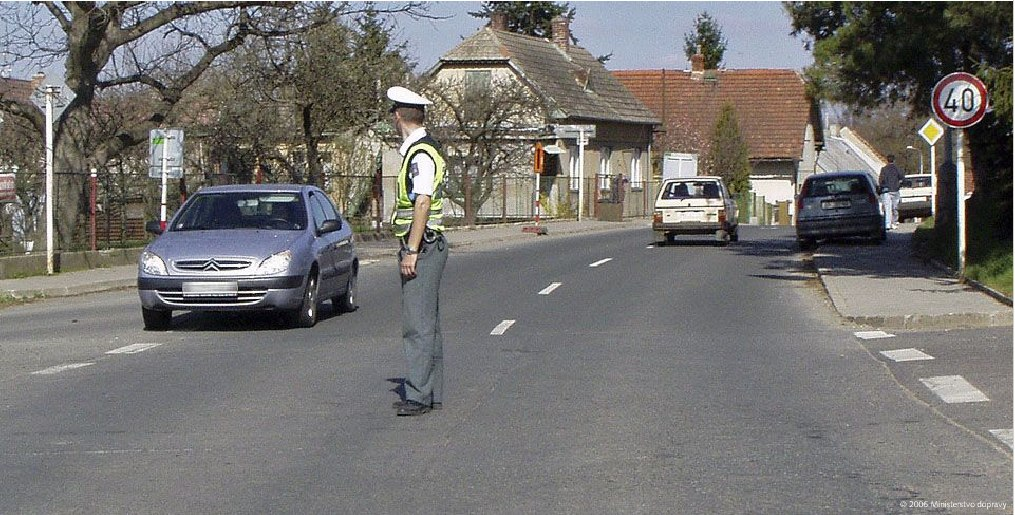 Test: 21.07.2012 04:46 (číslo 2) 2 z 7 7) [2 b.] Při řízení křižovatky policistou mohou pokračovat v jízdě vozidla: a) ke kterým stojí policista zády. b) ke kterým stojí policista bokem.