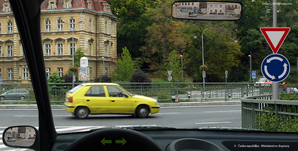 Test: 21.07.2012 04:46 (číslo 2) 4 z 7 13) [1 b.] Řidič vozidla z výhledu: a) Má přednost v jízdě před vozidlem jedoucím po kruhovém objezdu pokud dává znamení o změně směru jízdy.