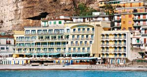 063 SORRENTO Hotel MAR ALIMURI DIEŤA DO 7 ROKOV ZDARMA / PRIAMO NA I / ALL INCLUSIVE / WI-FI / WELLNESS od 838 Eur 76 Hotel sa nachádza v zálive so sivým sopečným pieskom, v mestečku Meta di Sorrento