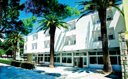 hotel Palma*** (Makarska) 25 Nově zrekonstruovaný hotel se nachází v blízkosti centra letoviska Makarska a asi 30 m od oblázkové pláže.