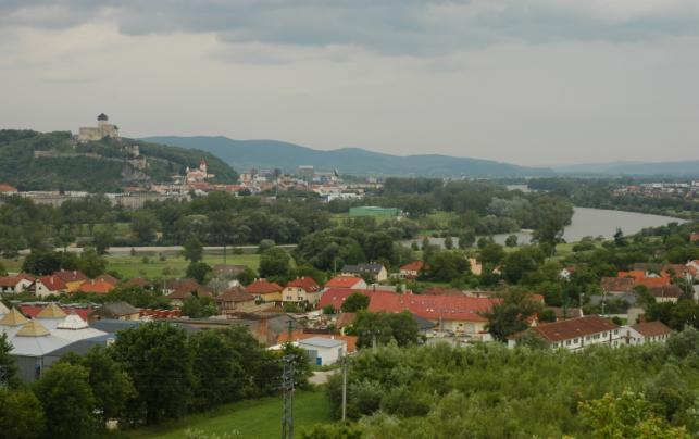Leopoldov). Z hľadiska vodnej dopravy majú dobrú polohu mestá pri splavných riekach s prístavmi, ako napr. Komárno či Bratislava (obr. 23).