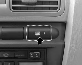 Řízení Vašeho vozu ODMRAZOVAČ SAA Odmrazovač vyhřívá okno pro odstranění námrazy, zamlžení a tenkého ledu z vnitřní a vnější strany zadního skla za chodu motoru.