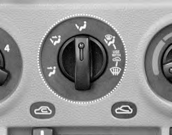Řízení Vašeho vozu Ovládací knoflík otáček ventilátoru Vozidlo je vybaveno čtyřmi () polohami pro nastsvení otáček ventilátoru, které se zvyšují se zvyšujícím se číslem.