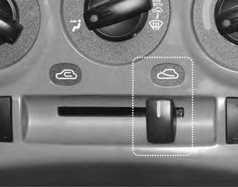 Řízení Vašeho vozu Ovládání vstupu vzduchu Toto tlačítko se používá pro volbu polohy vnějšího (čerstvého) nebo recirkulovaného vzduchu. Ke změně polohy ovládání vstupu vzduchu pohněte ovládací pákou.