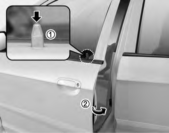 Poznávání Vašeho vozu ZÁMKY DVEŘÍ Zamknutí Odemknutí SAA00 Ovládání zámků dveří zvenčí vozidla K odemčení otočte klíčem směrem k zadní části vozidla a k uzamčení směrem k přední části vozidla.