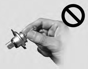 Udržba (Pokračování) Pokud se žárovka poškodí nebo praskne, ihned ji vyměňte a opatrně zlikvidujte do odpadu. Při výměně žárovky noste ochranu očí.