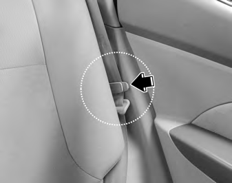 Poznávání Vašeho vozu Zadní sedadlo Typ A Skládání zadního sedadla* Sklopením opěradel zadních sedadel směrem dopředu zvětšíte ložnou plochu a umožníte přístup k ložnému prostoru vozidla.