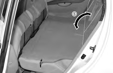 Poznávání Vašeho vozu Typ A Typ B SAA0 SAA0A Typ tříbodového bezpečnostního pásu Typ A Typ B UPOZORNĚNÍ Když sklápíte opěradlo zadního sedadla nebo ukládáte na polštář sedadla zavazadlo, vložte sponu