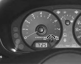 Poznávání Vašeho vozu HODINA: Otočením knoflíku doleva (H), se zobrazovaný čas přestaví dopředu o jednu hodinu.