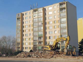 24 Život na Jižním Městě Není již mezi námi Objekt v nedávných letech. Foto: Jiří Bartoň Uvolnila místo. Už příliš dlouho nesloužila ničemu užitečnému.