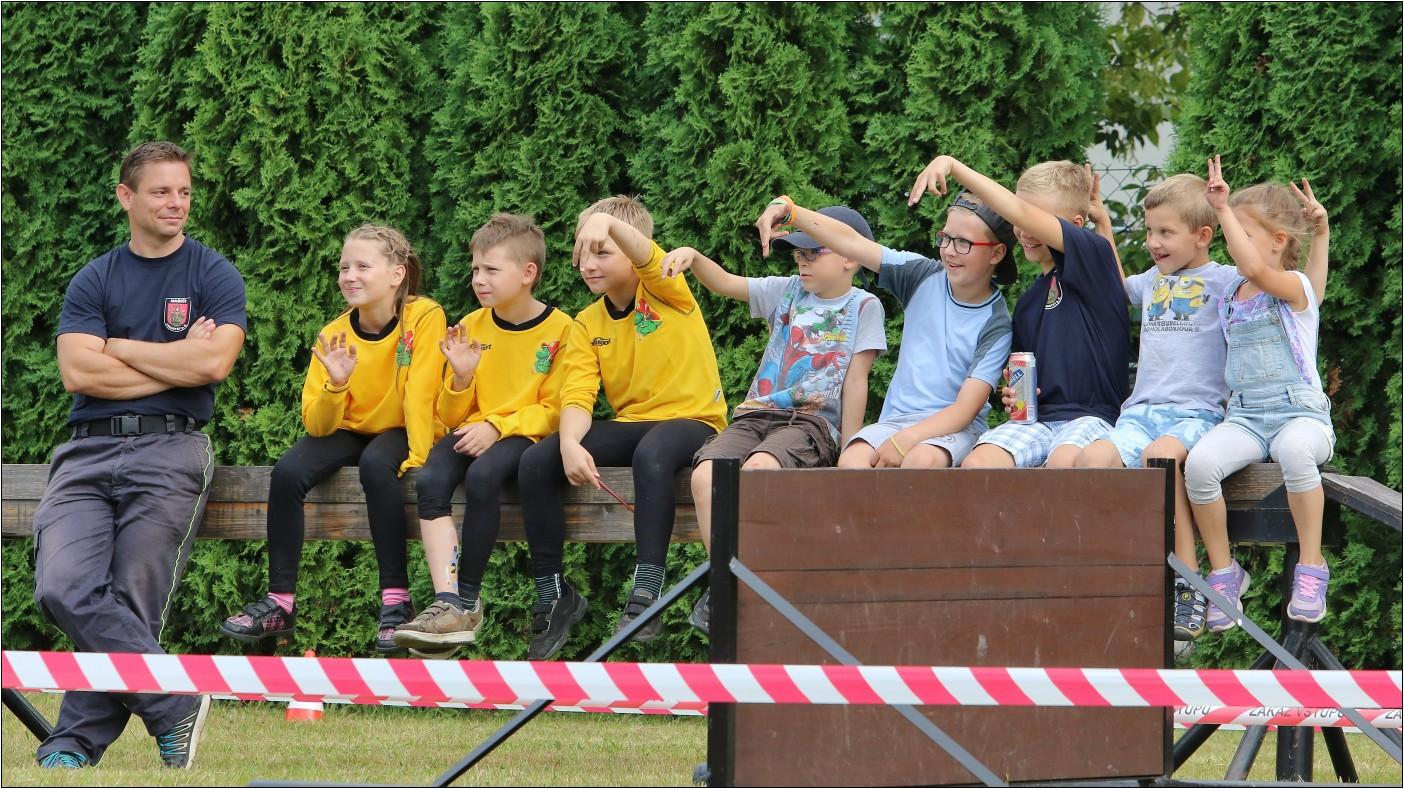 brigádou na hasičském hřišti, kde jsme dali do pořádku klubovnu a její okolí, abychom se po dobu rekonstrukce hasičárny v zimní sezóně mohli dále scházet.