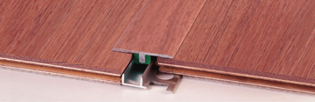 Profily pro dřevěné a laminátové podlahy Profily série Z/ jsou spoje pro podlahy o stejné výšce. Využívají se jako dilatace pro dřevěné a laminátové podlahy o tloušťkách od 6,5 do 22,6mm.