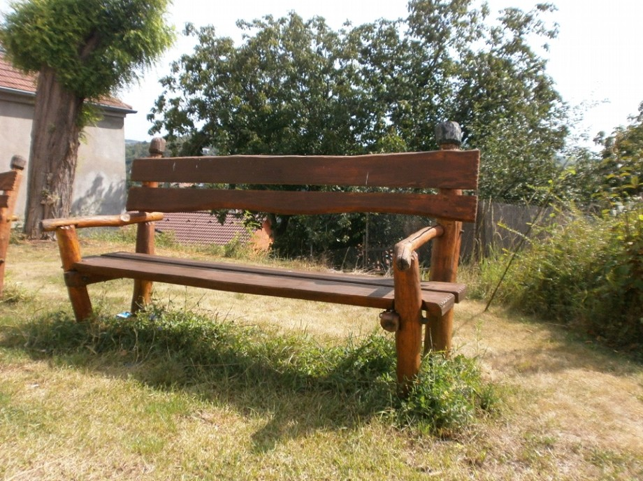 Dřevěná lavička s opěradlem a područkami Popis : Dřevěná konstrukce lavice opatřená opěradlem a područkami, která je ošetřená impregnací, nalakovaná, spojeno spojovacím materiálem, instaluje se do