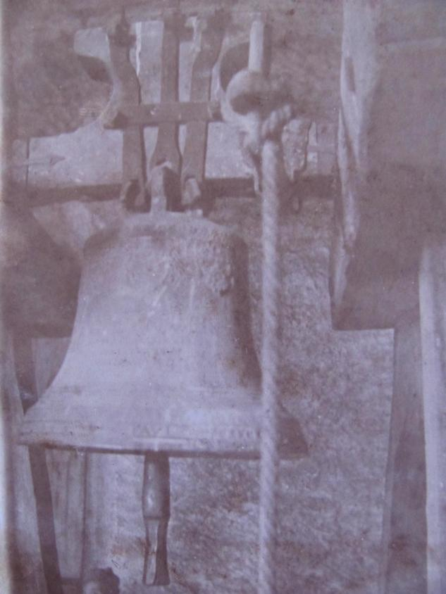 nejmenší ze všech na věži na památku ofotografován, kterak visel na věži umístěn (viz obr. Čís 1). Dne 11. září 1917 dostavil se vojenský oddíl pod velením důstojníka A.