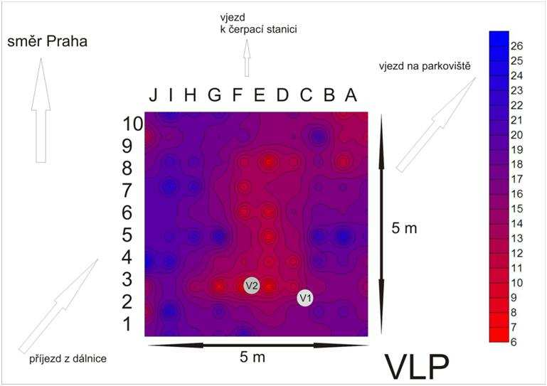 Obr. 23. Rozložení trhlin na jednotlivých částech desky VLP. Měřítko v pravé části obrázku vyjadřuje měrnou délku trhlin v m/m 2. V1 (resp. V2) pozice odebraných vrtných jader (Pertold a kol. 2009).