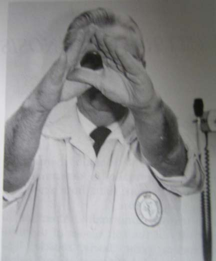 Obrázek 6. Test dominantního oka pro binokulární vidění (Greenman, 1996) Podobný test jde provést s kartičkou, ve které je uprostřed otvor.