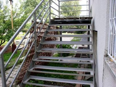 Příklad ocelového vedlejšího (požárního) schodiště schodnice ocelovýplech