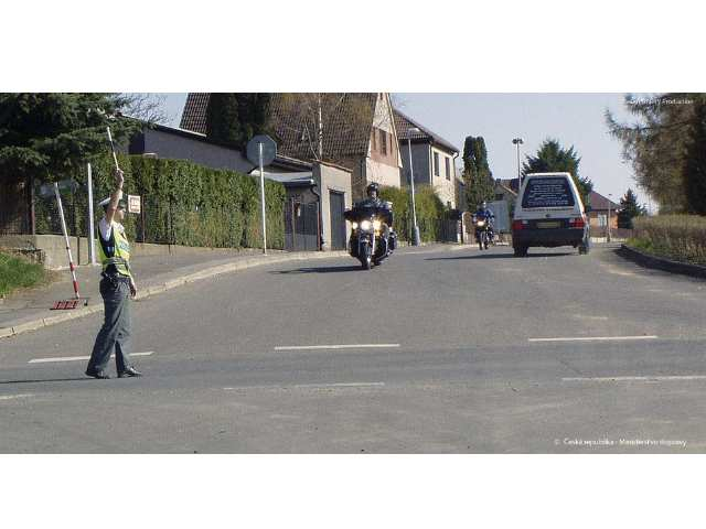 138) Na tento signál,,jízda přímo řidič tramvaje z výhledu: 1 b.