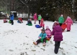 Zimné športy v prvej triede Počas ranných hier deti vyhľadávali v leporelách a encyklopédiách obrázky s danou tematikou Zimné športy guľovanie, sánkovanie, bobovanie, stavanie snehuliaka.