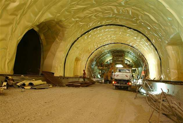 Tajemství Pražského okruhu. Tunel, který projedete za 90 sekund, stavěli 1267 dní EXKLUZIVNĚ 20. září 2010 1:22 Je jediným čtyřpruhovým tunelem v České republice. Cholupický tunel.