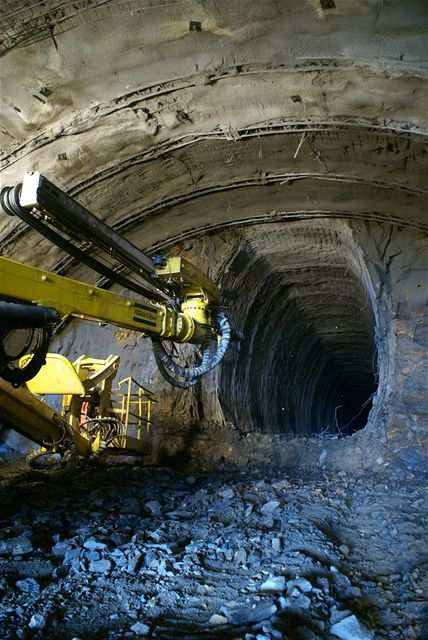 Průzkumná štola v kalotě třípruhového tunelu Plocha výrubu štoly soudkovitého tvaru o výšce 5,5 metru a šířce 4,5 metru dosahuje 25 m 2 a umožňuje dopravu rubaniny pomocí nákladních automobilů.