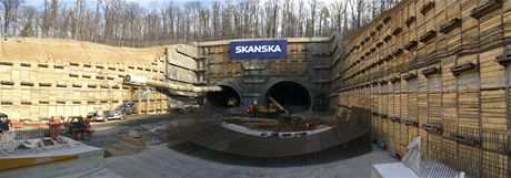 Cholupický tunel - Zahájení ražby Rozšíření profilu průzkumné štoly do velikosti cca 1/3 třípruhového Největší stavební jáma ve střední Evropě.