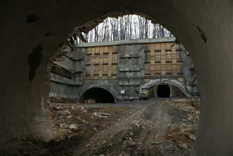 Cholupický tunel - Obnažené ostění průzkumné štoly Následně bylo nutné práce ve štole na krátkou dobu přerušit a ostění štoly demontovat, aby bylo možné do tunelu zajíždět ze stavební jámy, jak je