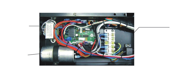 10. Náhradní díly 2 Manometr Kondenzátor motoru ventilátoru Snímače teploty Ventil vysokého tlaku Ventil nízkého tlaku