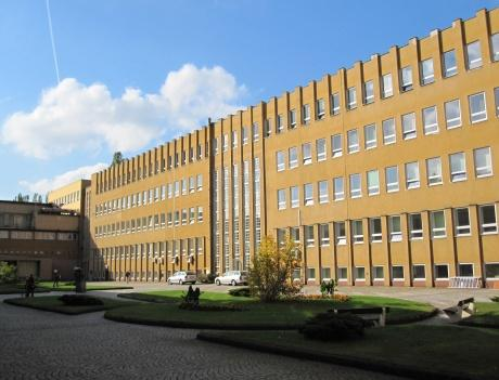 Další budovy a zařízení Evropská kancelář (pro studenty Erasmu): budova rektorátu na Ovocném trhu Budova Cerge EI (kurzy UPCES)