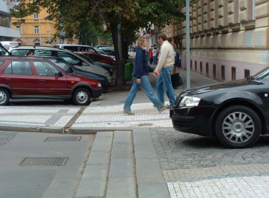 Zpomalovací prahy - dlouhé na začátku obytné zóny i v jejím průběhu lichoběžníkový, stupňovitý, kruhový, vlnový