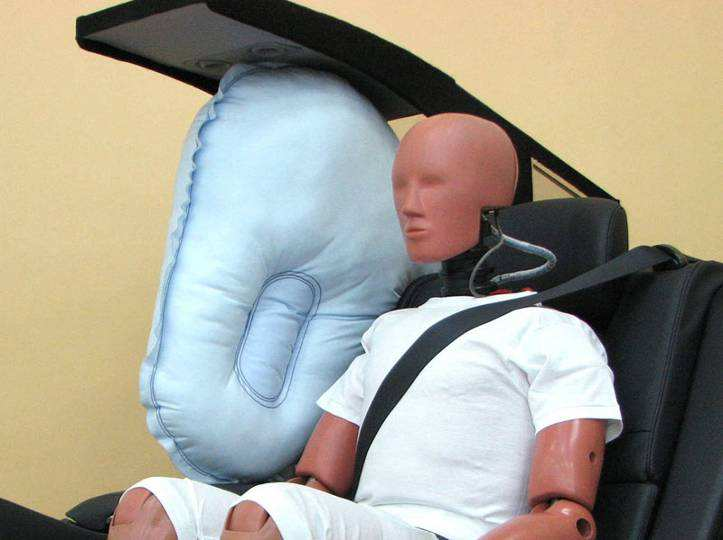 v oblasti airbagů je airbag vyvinutý firmou toyota. Tento airbag se nafukuje v místech pátého sedadla a brání tak vzájemnému kontaktu spolucestujících.