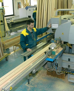 Představení firmy ALBO Firma ALBO - významný a osvědčený český výrobce dřevěných a dřevohliníkových oken EURO, vchodových dveří, zimních zahrad, sekčních vrat, posuvných stěn, prosklených fasád a