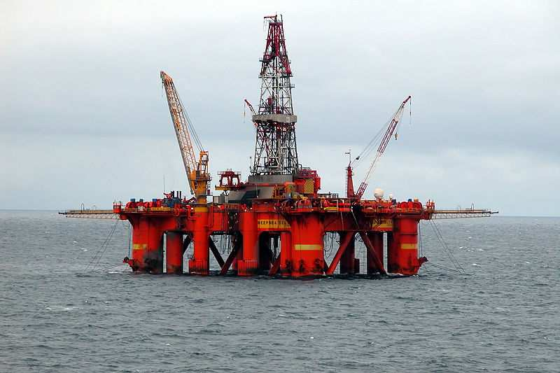 Těžba ropy Ropa se těží z podzemních ložisek, a to jak na souši, tak pod mořskou hladinou.