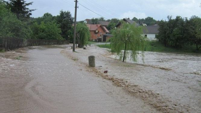 Obr. 4.21 Srážkoodtokovým modelem odvozený hydrogram povodně na Kbelanském potoce v Nýřanech Obr. 4.22 Přívalová povodeň v obci Rochlov (foto: oficiální stránky obce Rochlov, 5plus2.