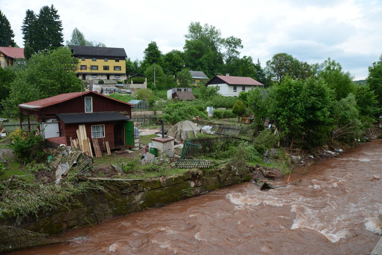 Příloha 1 Koryto řeky je zde prakticky přímé, svislý pravý břeh je stabilizován opěrnou zdí silnice, která zde řeku doprovází.