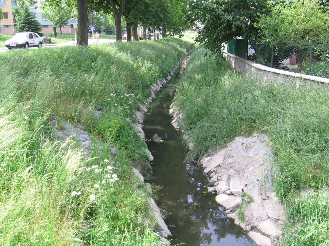 Typy otevřených koryt Types of open channels In open channels water flows with a free surface at atmospheric pressure.