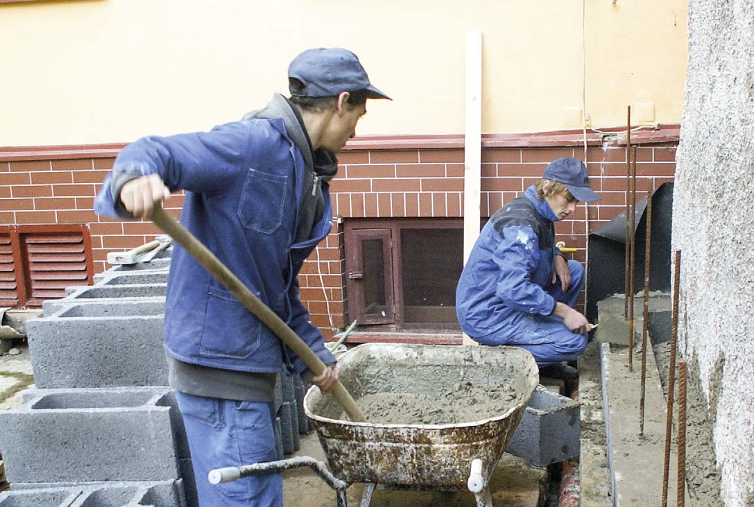 ZEDNÍK Absolvent získává mimo jiné tyto klíčové kompetence: umí číst stavební výkresy a kreslit jednoduché technické náčrty zná vlastnosti stavebních materiálů umí vykonávat zednické, betonářské,