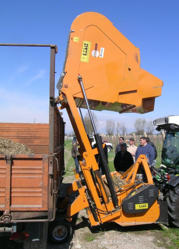 vybaven kabinou. Traktor disponuje otočným řízením a připojené nářadí je ovládáno multifunkčním joystickem.