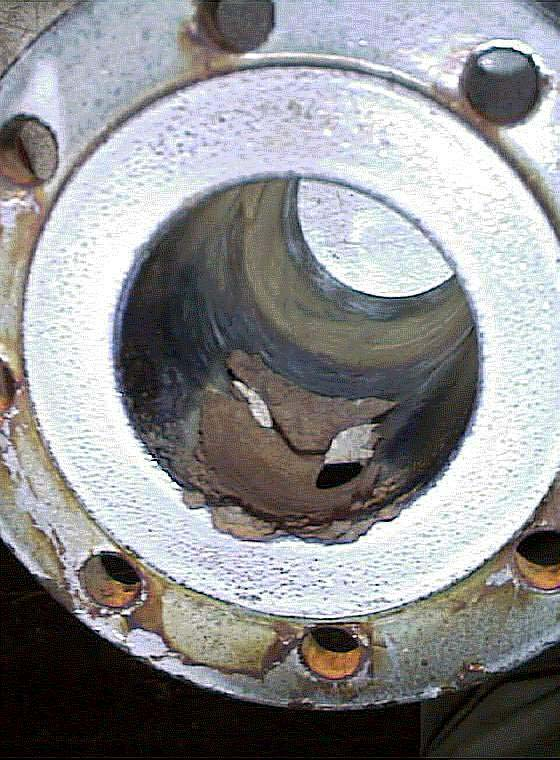 Typické poškození uzavíracího šoupěte kavitací Poškození kavitací na uzavíracím šoupátku.