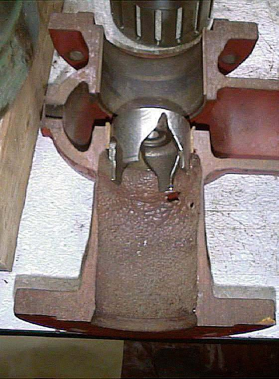 Typické poškození kavitací Poškození kavitací na rohovém ventilu. Ventil sloužil k plnění vodojemu.