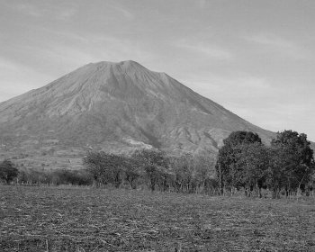 salvadorská sopka tyčí se z přímořské roviny ve východníčásti země vrchol: 2 132 m n.m. průměr báze vulkánu 13 km záznam aktivit od 16.