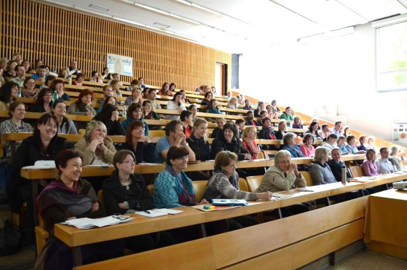 vlastní výuce. Kromě teorie v dopoledních hodinách byla konference zaměřena též na praktické ukázky jednotlivých činností a jejich využití ve školách v připravených dílnách.