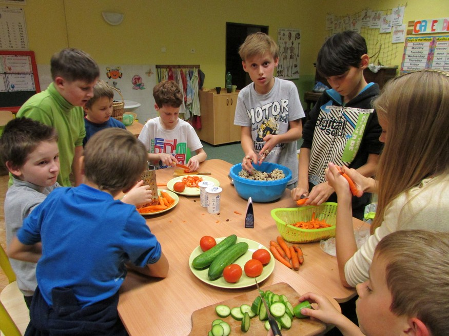 VZDĚLÁVÁNÍ PEDAGOGŮ Stejně jako jsme s dětmi využili evropských dotací k návštěvě Anglie, využili jsme také možnosti zúčastnit se jazykového pobytu pedagogů.