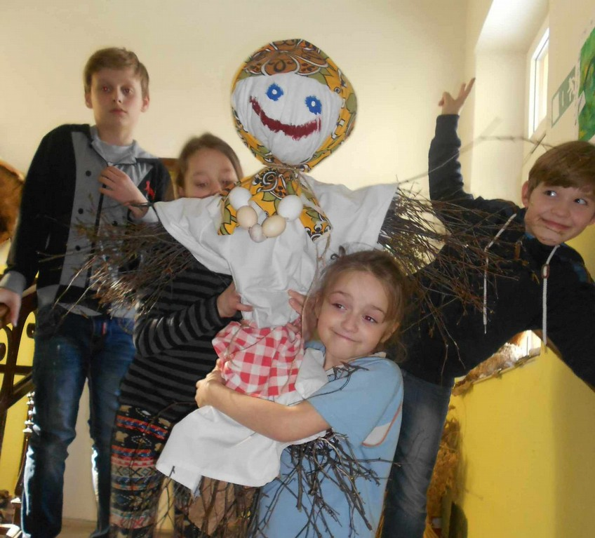 VYNÁŠENÍ MORANY ZPRÁVIČKY ZE ŠKOLY Motto: Sotva naučíme své dítě něco, co sami neděláme. www.skola.rudnapodpradedem.cz Březen 16 Vynášení smrtky Morany je starodávný zvyk z doby pohanské.