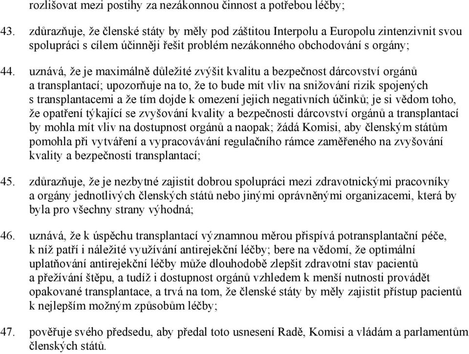 uznává, že je maximálně důležité zvýšit kvalitu a bezpečnost dárcovství orgánů a transplantací; upozorňuje na to, že to bude mít vliv na snižování rizik spojených s transplantacemi a že tím dojde k