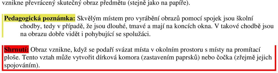 tmavé a mají na koncích okna. V takové chodbě jsou na obrazu dobře vidět i pohybující se spolužáci.