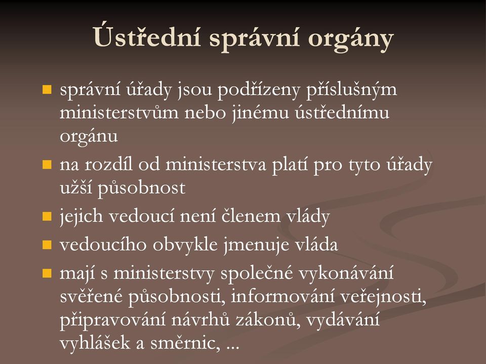 není členem vlády vedoucího obvykle jmenuje vláda mají s ministerstvy společné vykonávání