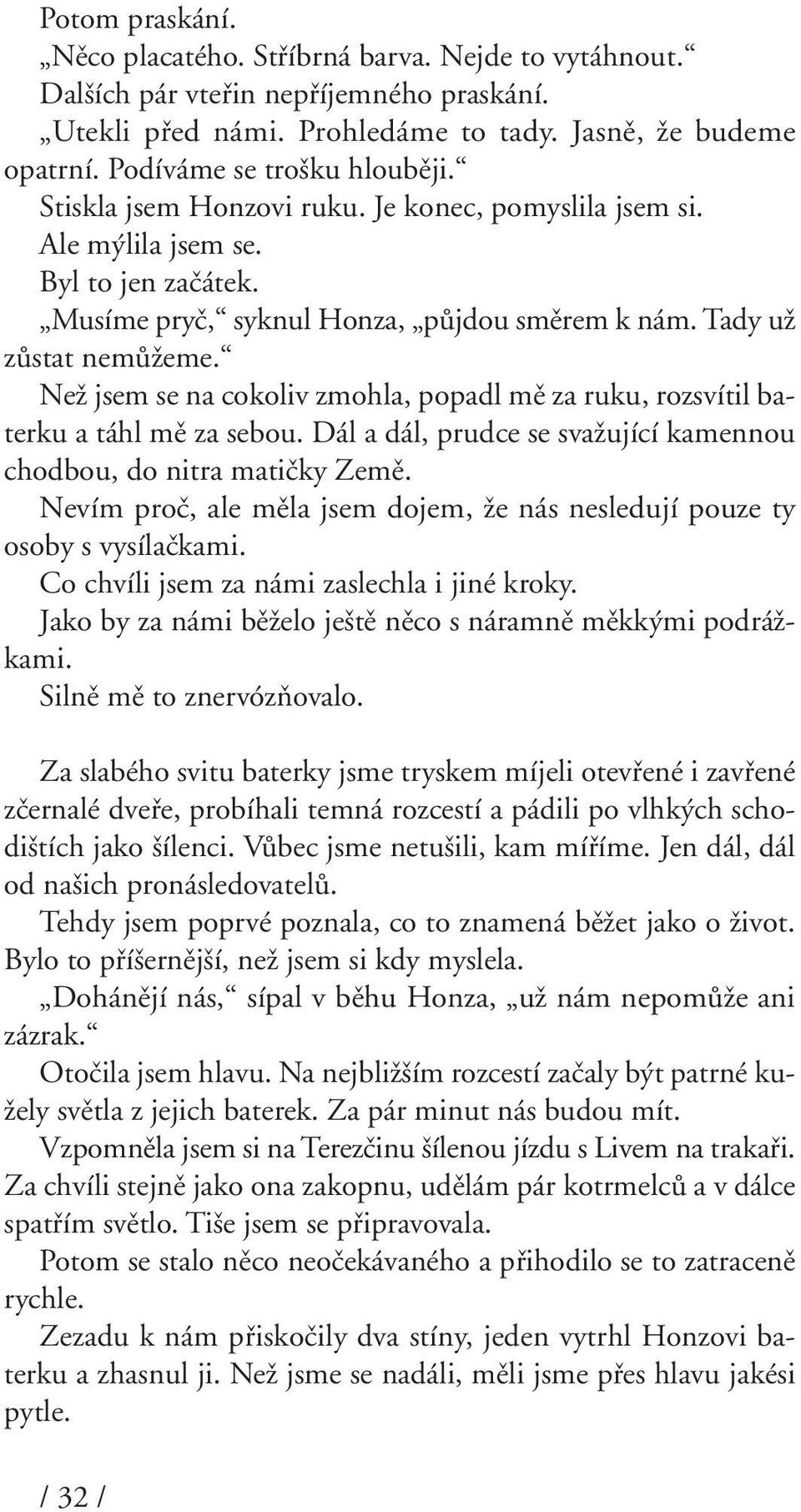 NeÏ jsem se na cokoliv zmohla, popadl mû za ruku, rozsvítil baterku a táhl mû za sebou. Dál a dál, prudce se svaïující kamennou chodbou, do nitra matiãky Zemû.