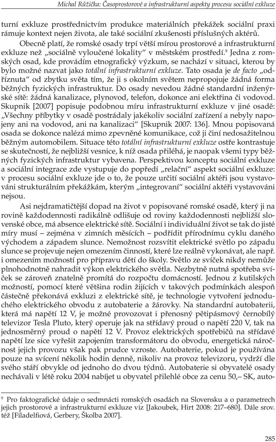 9 Jedna z romských osad, kde provádím etnografický výzkum, se nachází v situaci, kterou by bylo možné nazvat jako totální infrastrukturní exkluze.