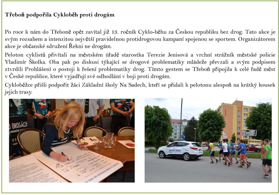 Peloton cyklistů přivítali na městském úřadě starostka Terezie Jenisová a vrchní strážník městské policie Vladimír Školka.